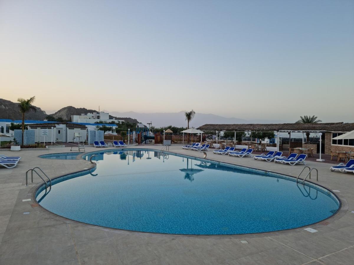 Holiday Beach Resort 迪巴 外观 照片