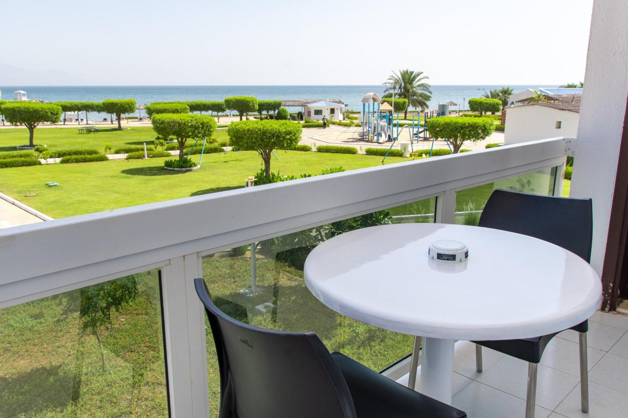 Holiday Beach Resort 迪巴 外观 照片